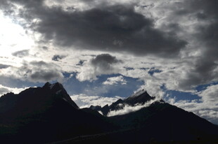 乌云笼罩下的壮丽山峦