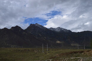 高山草原间的壮丽云景
