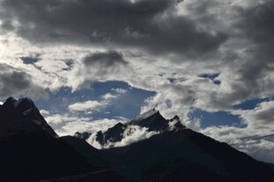 乌云下的壮丽山峦