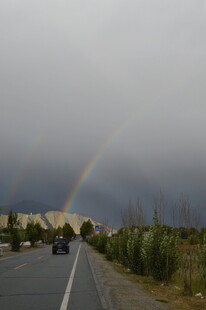 公路上的绚丽彩虹