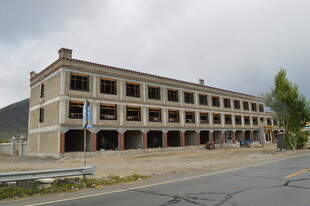 待建或在建的多层建筑