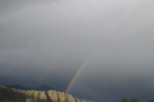 乌云下的绚丽彩虹
