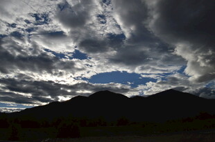 乌云笼罩下的山峦景色