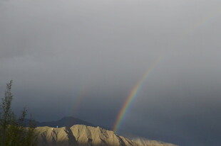 山间彩虹横空现