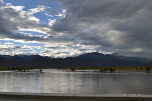 湖畔乌云下的远山景致