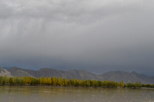 乌云下的山水风光