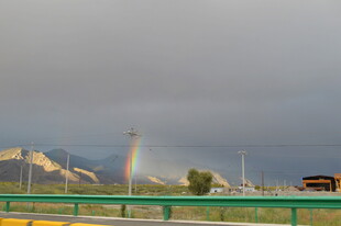 公路边的山间彩虹美景