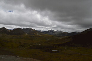 阴云下的山峦风光