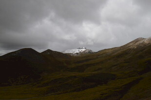 阴云下的山峦与山顶积雪