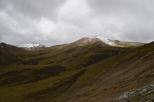 山峦云雾间的自然景致