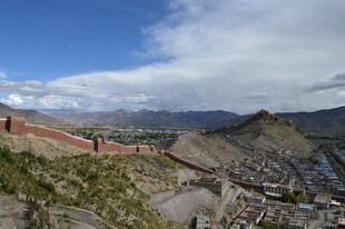 俯瞰壮丽长城与山下城镇