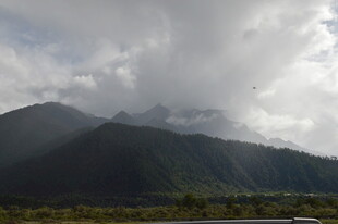 云雾缭绕的壮美山峦