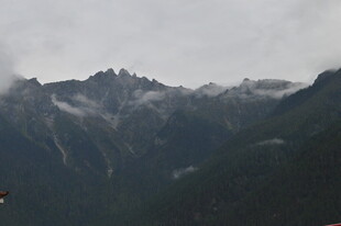 云雾缭绕的壮美山峦