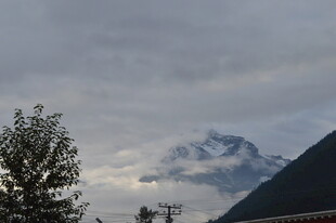 云雾缭绕下的巍峨山峰