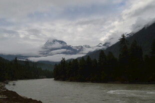 山间河流与云雾缭绕之景