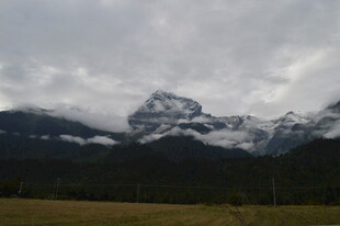 云雾缭绕的壮丽山脉
