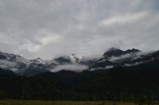 云雾缭绕的壮丽山脉