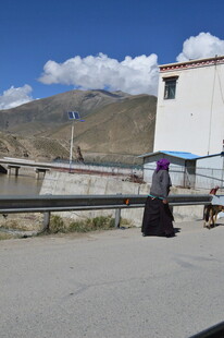 藏区街头行走的僧人