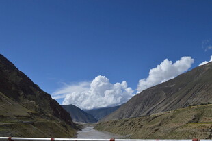 壮丽山谷间的蓝天白云