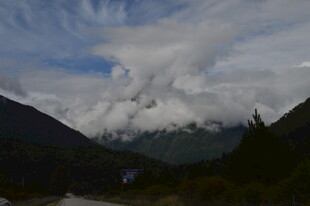 山间云雾缭绕的壮美景色