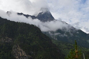 云雾缭绕的巍峨山峰