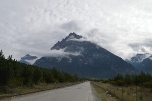 山间公路旁的巍峨雪山