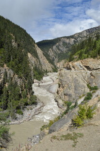 山间河谷壮丽自然景观