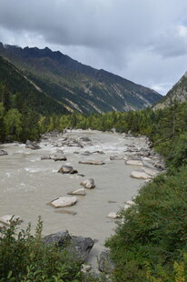 山间湍急河流与嶙峋怪石