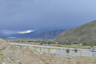 高原公路旁的壮丽山景