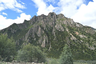 巍峨青山 蓝天白云相伴