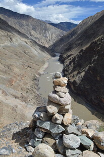山间石堆 壮丽峡谷风光