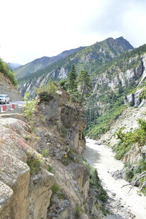 险峻山间公路 壮美峡谷景