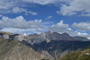壮丽高山蓝天白云美景