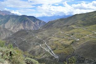 山间蜿蜒公路 壮美风光