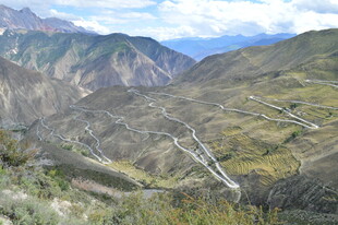 山间蜿蜒公路景色