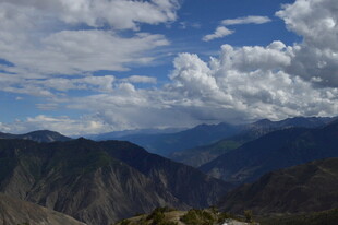 壮丽山景与蓝天白云