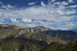 壮丽高山蓝天白云美景