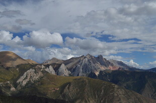 壮丽山景 蓝天白云相伴