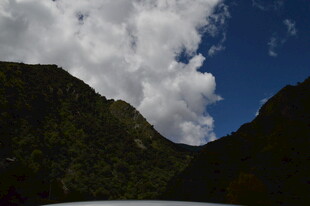 山间蓝天与白云美景