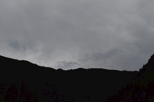 阴云笼罩下的山峦