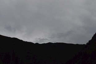 阴云笼罩下的山峦