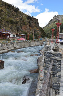 山间湍急溪流景观