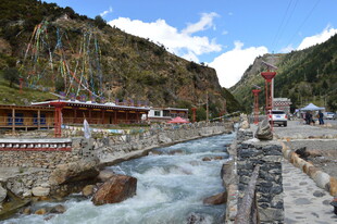 山间溪流旁的特色景致