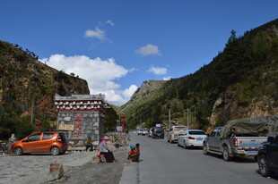 山间公路旁的休闲场景