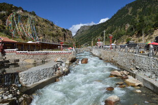 山间湍急溪流景观