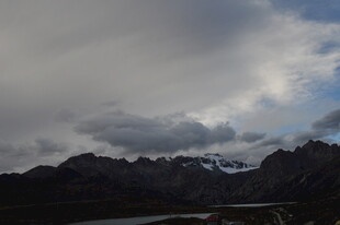 乌云笼罩下的壮丽山脉