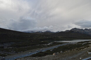山间河谷阴云笼罩之景