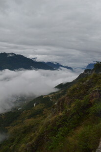 山间云雾缭绕的壮美景色