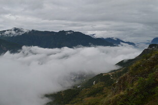 山间云海缭绕的壮美景色