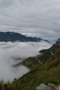 山间云海缭绕的壮美景色